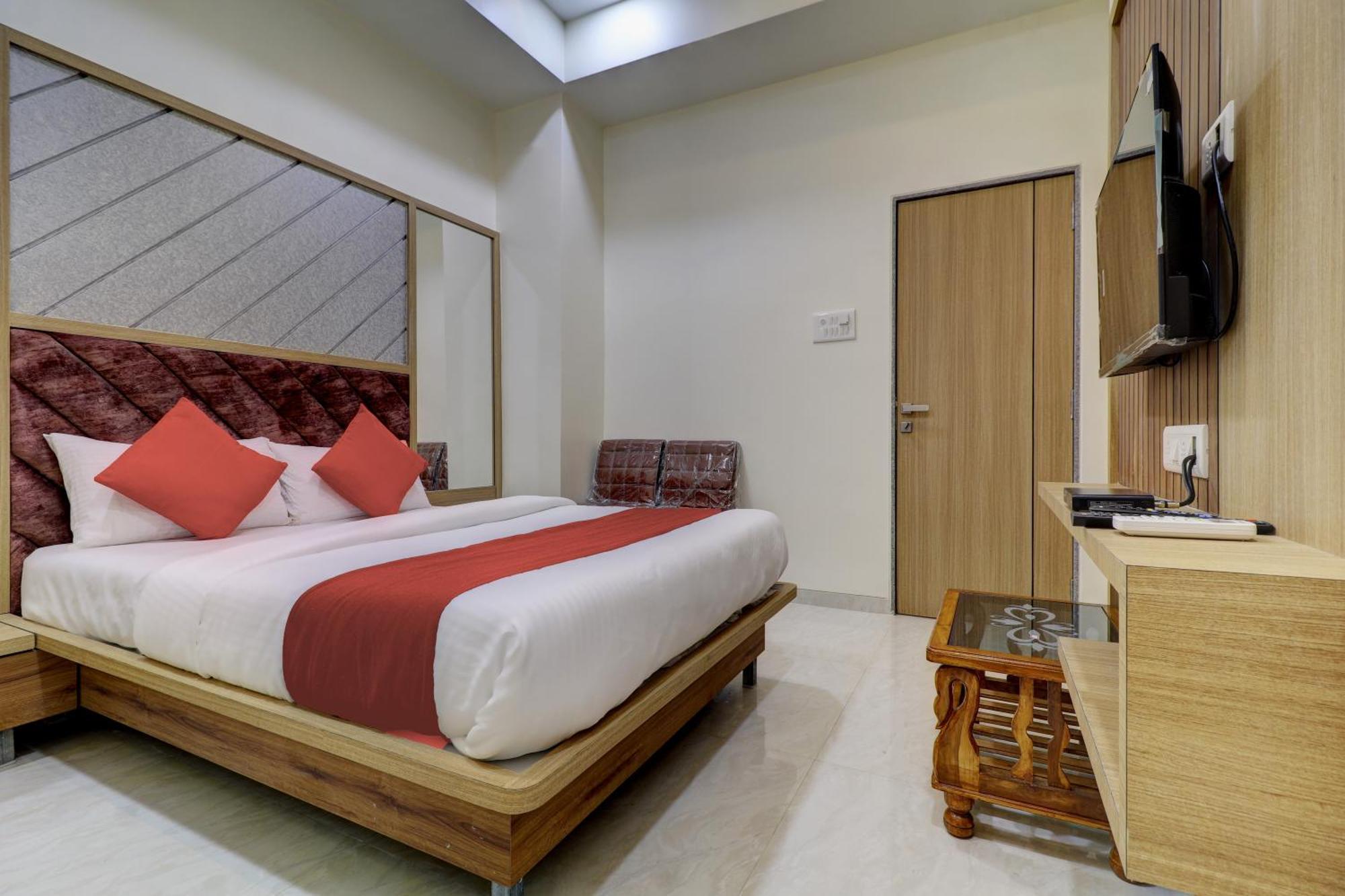 Victory Inn Turambhe Bagian luar foto