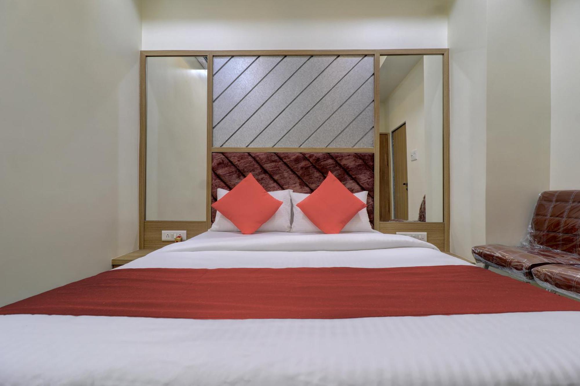 Victory Inn Turambhe Bagian luar foto